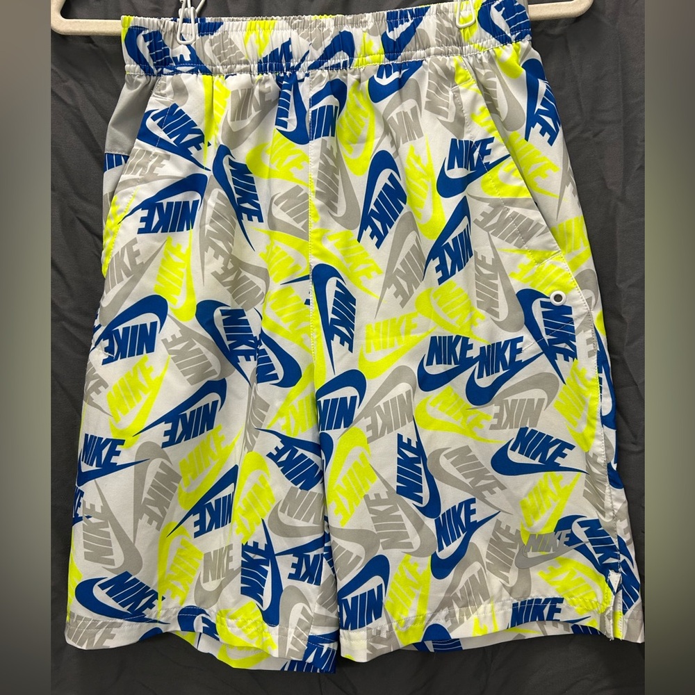 Nike Sportswear Boys Printed Woven Shorts 
EUC SZ XL